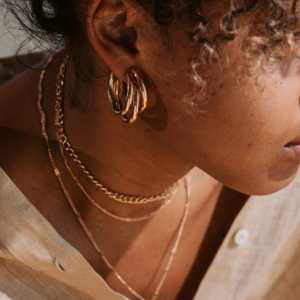 Boucles d'oreilles Théia– Triple anneaux dorés en acier inoxydable